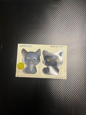 Bluestar & Darkstripe Collector Figures - Gray and Black